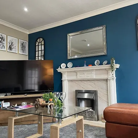 Lovely Three Bed House In A Quiet Corner Of Leeds! بيت للعطل *