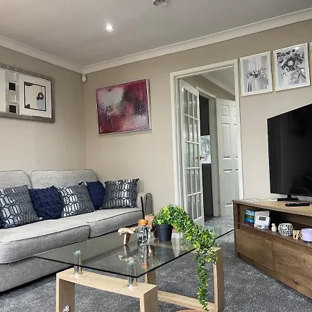 Lovely Three Bed House In A Quiet Corner Of Leeds! بيت للعطل ليدز