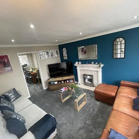 Lovely Three Bed House In A Quiet Corner Of Leeds! *