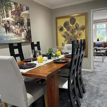 Lovely Three Bed House In A Quiet Corner Of Leeds! ليدز
