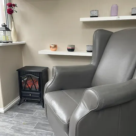 Lovely Three Bed House In A Quiet Corner Of Leeds! ليدز