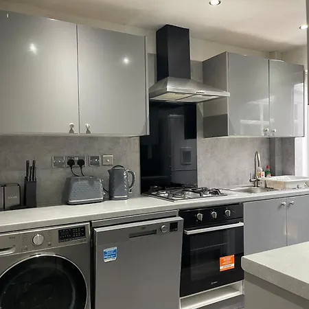 بيت للعطل Lovely Three Bed House In A Quiet Corner Of Leeds! *