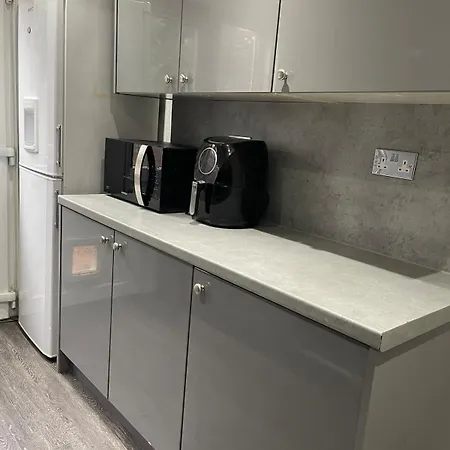 بيت للعطل Lovely Three Bed House In A Quiet Corner Of Leeds!
