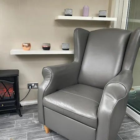 Lovely Three Bed House In A Quiet Corner Of Leeds! ليدز
