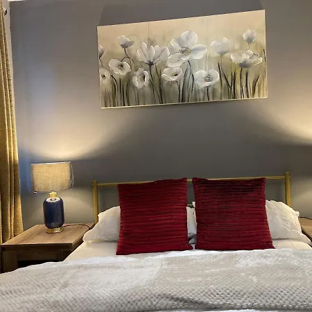 بيت للعطل Lovely Three Bed House In A Quiet Corner Of Leeds! ليدز