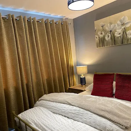 Lovely Three Bed House In A Quiet Corner Of Leeds! *