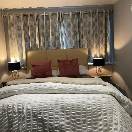 Lovely Three Bed House In A Quiet Corner Of Leeds! بيت للعطل *