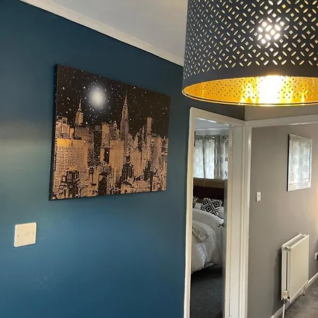 Lovely Three Bed House In A Quiet Corner Of Leeds! بيت للعطل *