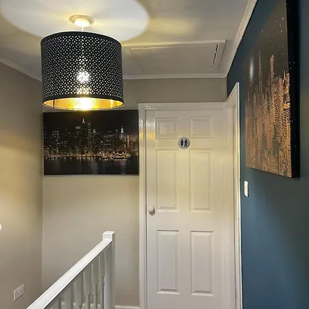 Lovely Three Bed House In A Quiet Corner Of Leeds! بيت للعطل