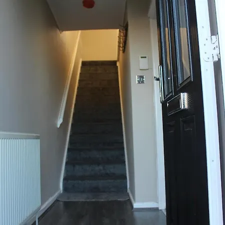 بيت للعطل Lovely Three Bed House In A Quiet Corner Of Leeds!