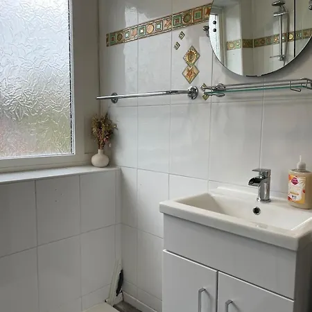 Lovely Three Bed House In A Quiet Corner Of Leeds! بيت للعطل ليدز