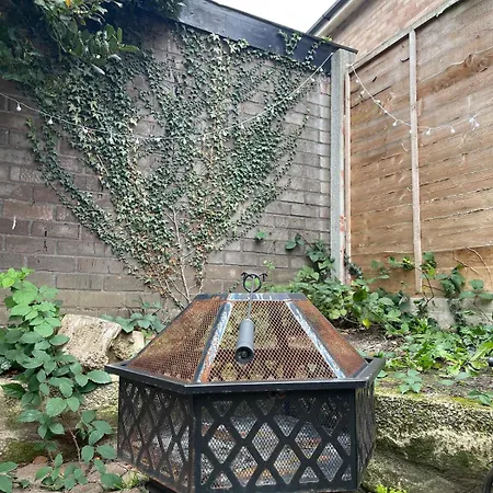 Lovely Three Bed House In A Quiet Corner Of Leeds! ليدز