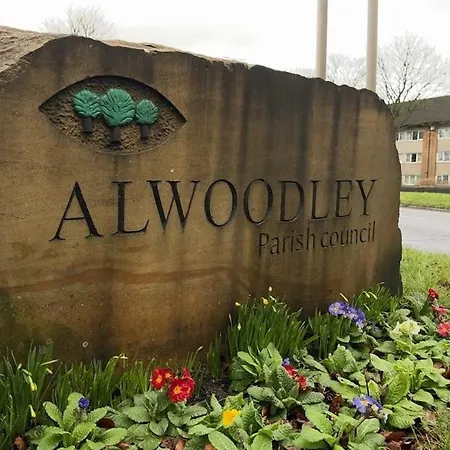 بيت للعطل Lovely Three Bed House In A Quiet Corner Of Leeds!